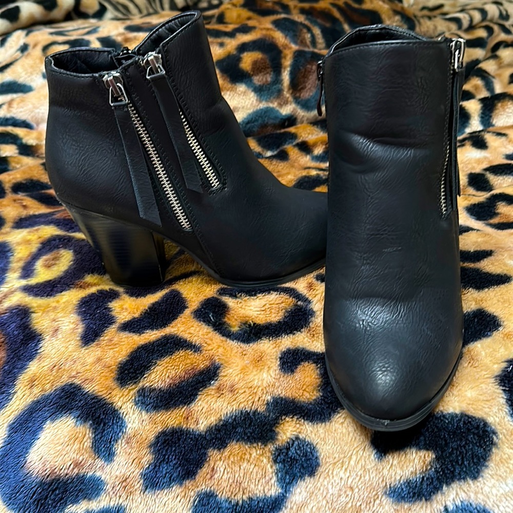 Like new Journeys collection ankle bootie